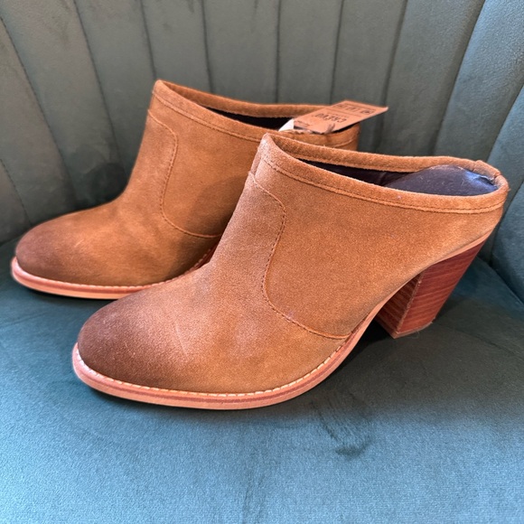 NWT Crevo Genuine Leather Suede Mules Size 8 Shoes Memory Foam Footbed Cowgirl - Picture 2 of 9